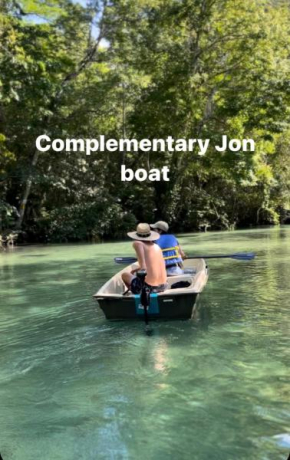 Weeki Wachee Retreat Canal home with hot tub kayaks canoe and boat with trolling motor included